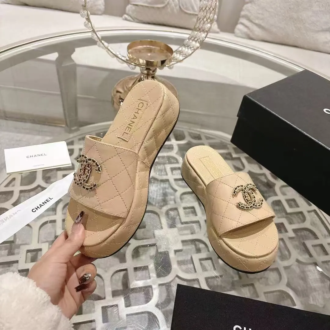 👟👟Ex-factory price 480👟👟 🎉Chanel Chanel 2025 Xiaoxiang C family thick-soled sandals series official website synchronization, classic and elegant, casual wear 🌹🌹🌹🌹Original logo ~ Made of imported sheepskin and C family custom fabrics, a variety of colors for the goddess to choose! ❤️❤️❤️❤️ Code number: 36~40 (35.41.42 customized, non-returnable) Color: 5 colors;